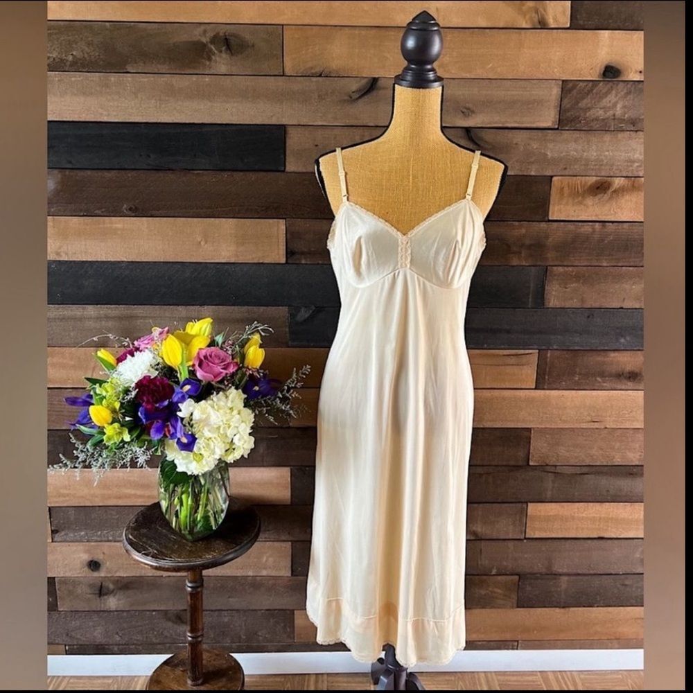 Vintage Vanity Fair Beige Lace Trim Nylon Slip Nightgown USA - Picture 2 of 12